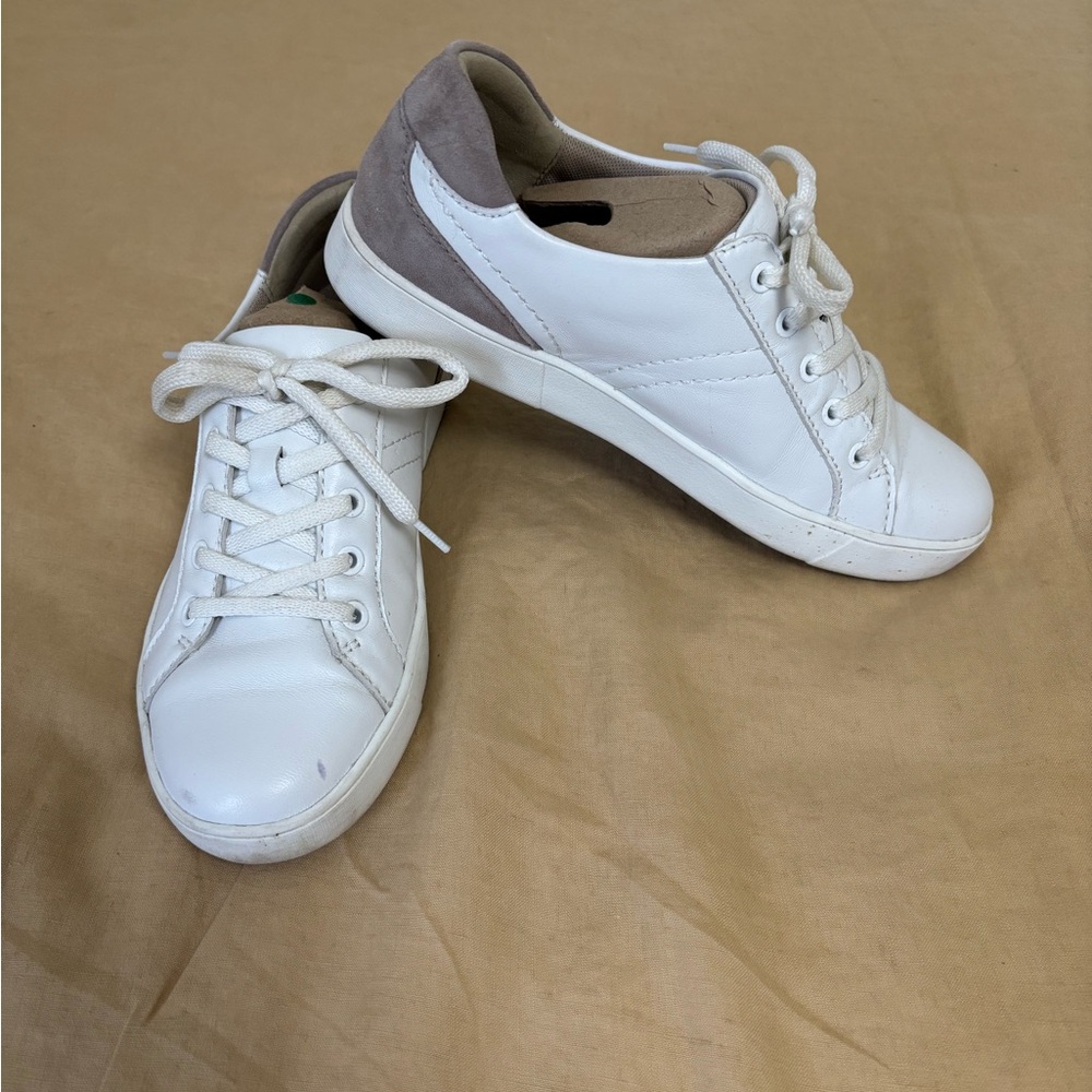 Naturalizer Wide Leather Sneakers